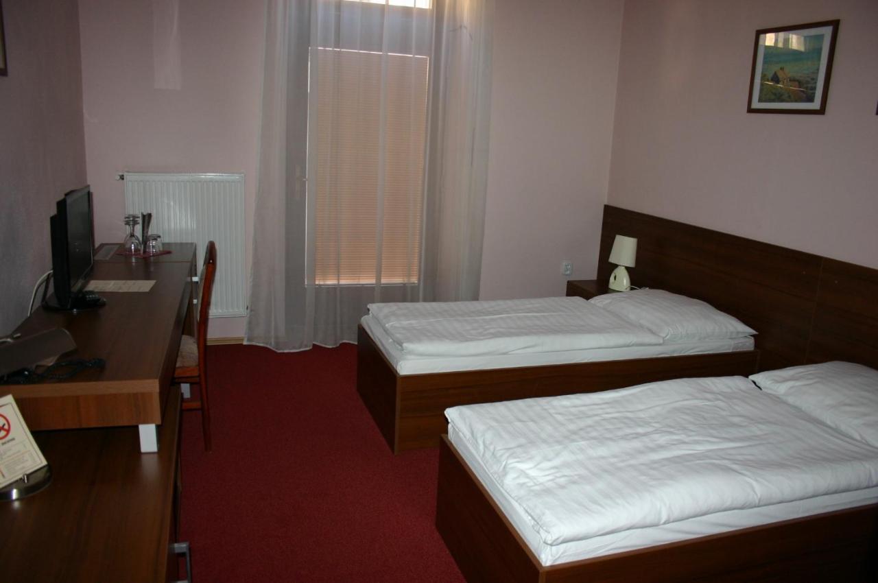 Hotel Jelen Hlohovec Habitación foto