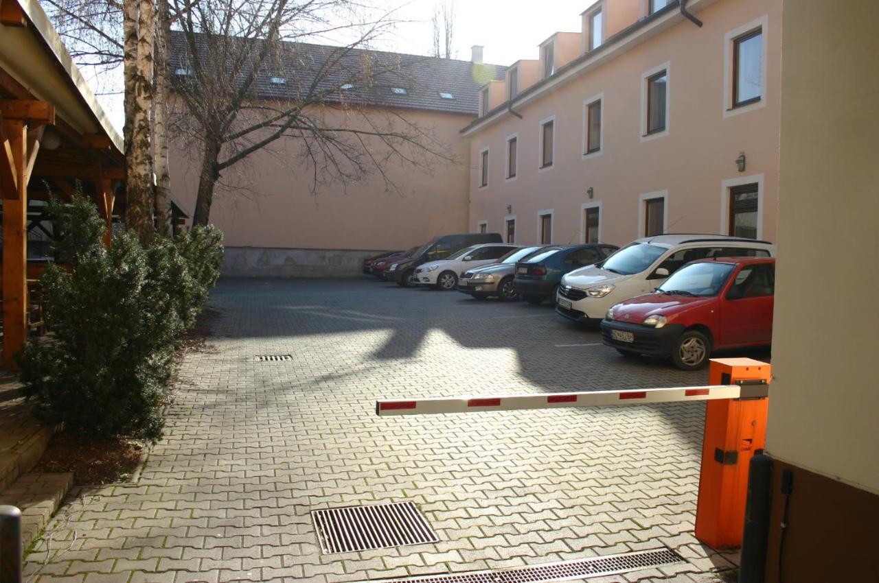 Hotel Jelen Hlohovec Exterior foto