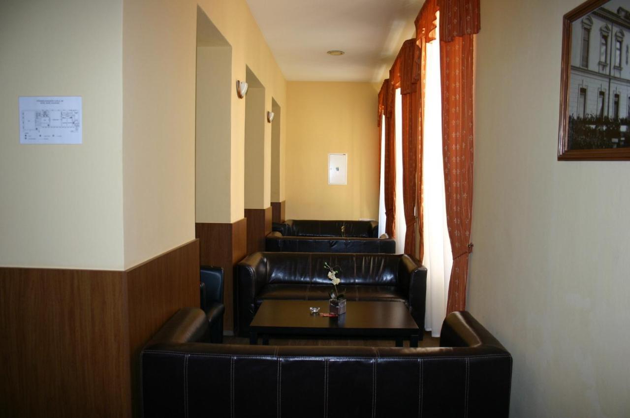 Hotel Jelen Hlohovec Exterior foto