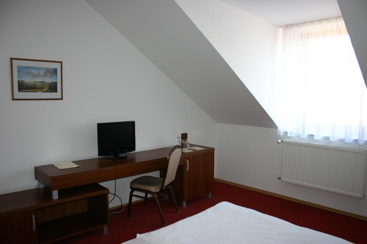 Hotel Jelen Hlohovec Habitación foto