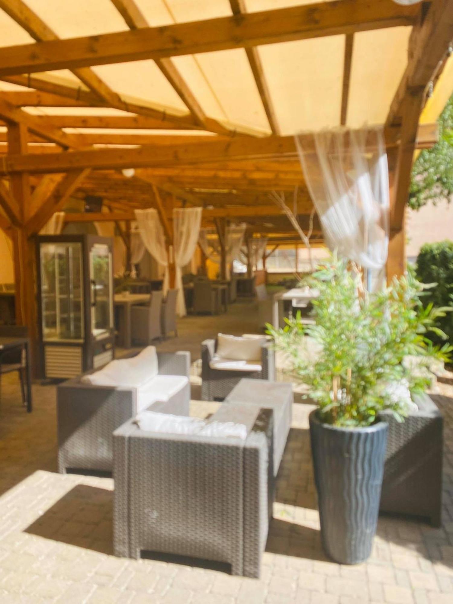 Hotel Jelen Hlohovec Exterior foto